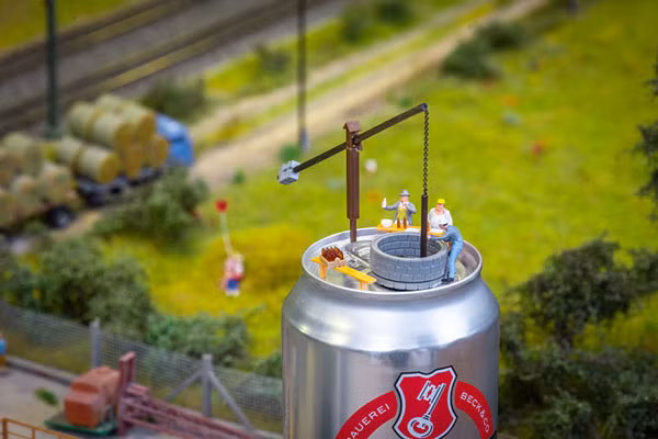 Peter cũng thường xuyên chia sẻ các tác phẩm tí hon của mình trên trang cá nhân Instagram cũng như Facebook.