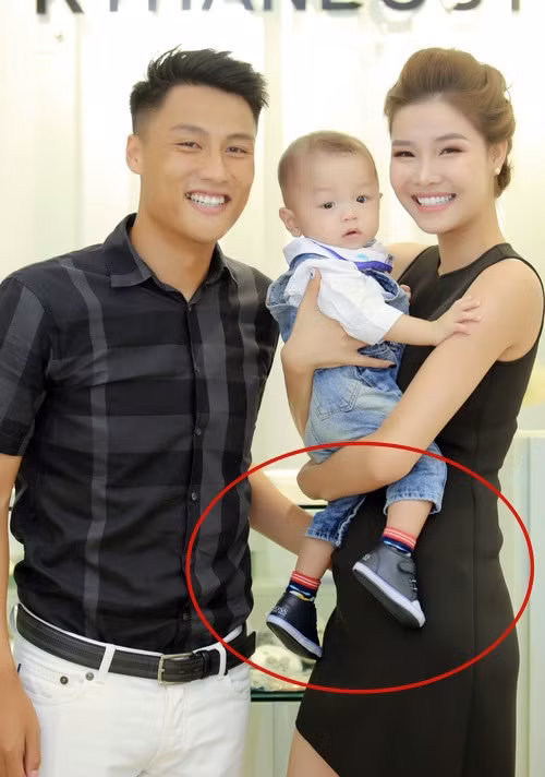 Dù đã lên xe hoa và không còn tham gia nghệ thuật nhưng Kỳ Hân vẫn là cái tên được nhiều người chú ý. Sau 5 tháng kết hôn với Mạc Hồng Quân, Kỳ Hân đã hạ sinh con trai đầu lòng vào cuối năm 2016. Mới đây, nhiều người thắc mắc rằng cựu "gà cưng" của ông bầu Khắc Tiệp này đang mang thai lần hai khi chứng kiến vòng 2 của cô có chút "bất thường" trong những bức ảnh mới nhất. Ảnh trong bài: Facebook nhân vật.