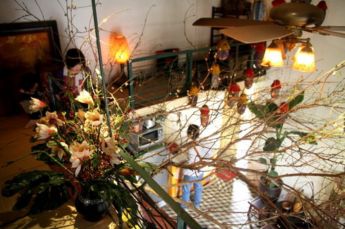 Đến với Hà Nội House cafe, bạn có thể thử qua một số loại thức uống đặc trưng như sấu đá, sữa chua nếp cẩm, cà phê trứng kèm với một đĩa hạt hướng dương. Giá các loại nước khoảng 25.000 đến 40.000 đồng.