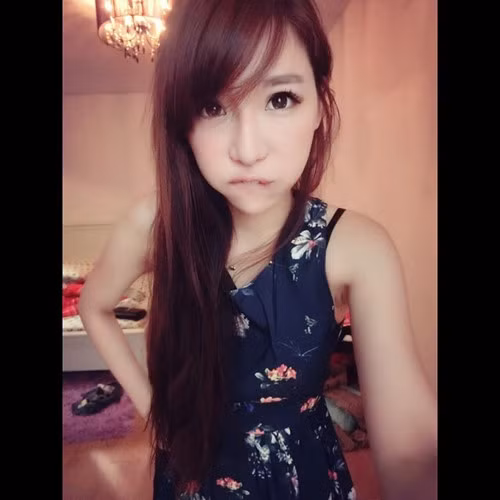 Queena Lee có sở thích về thời trang, cô thường xuyên cập nhật hình ảnh mới lên mạng khiến các fan trầm trồ không ngừng về nhan sắc cũng như gout ăn mặc, độ “xì tin”, cuộc sống vui vẻ của cô.