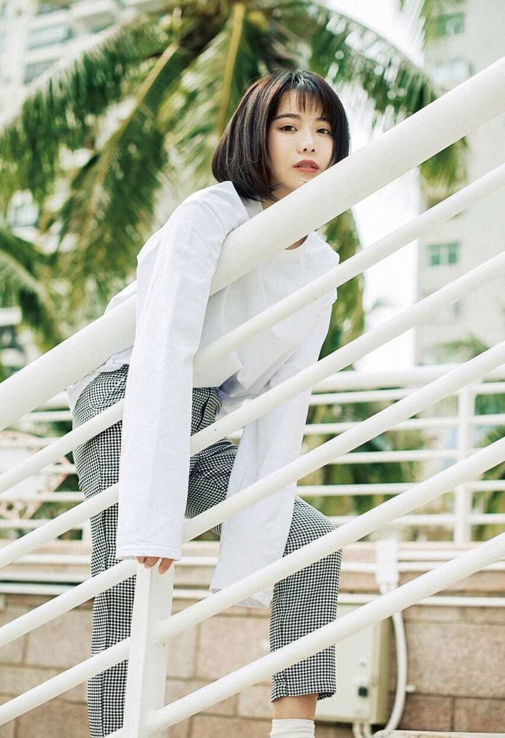 Theo nhận xét của nhiều dân mạng, mặc dù đã bước sang tuổi 24 nhưng ngắm nhìn nhan sắc của Hiểu Nhiễm, nhiều người nhầm tưởng cô là học sinh cấp 3. Bởi nét trẻ trung và dễ thương cô bạn 9X Trung Quốc này sở hữu quả là "vi diệu".