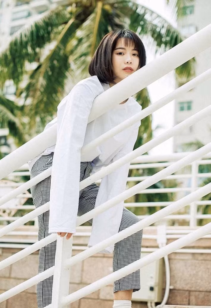 Theo nhận xét của nhiều dân mạng, mặc dù đã bước sang tuổi 24 nhưng ngắm nhìn nhan sắc của Hiểu Nhiễm, nhiều người nhầm tưởng cô là học sinh cấp 3. Bởi nét trẻ trung và dễ thương cô bạn 9X Trung Quốc này sở hữu quả là "vi diệu".