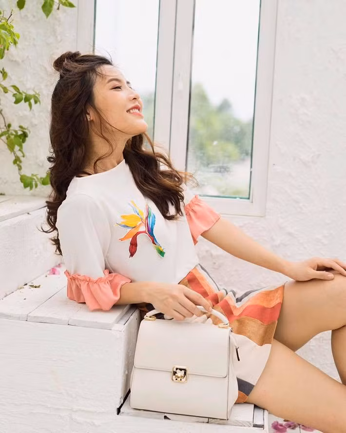 Sở hữu gương mặt ưa nhìn với ngũ quan sắc xảo, mày ngài mắt phượng, sống mũi cao, Tường Vy khiến nhiều người phải thao thức vì mình. Không chỉ có vậy, điểm nhấn khiến cô MC xinh đẹp sinh năm 1994 được điểm cộng tuyệt đối đó là nụ cười sẽ làm người khác "nở từng khúc ruột".