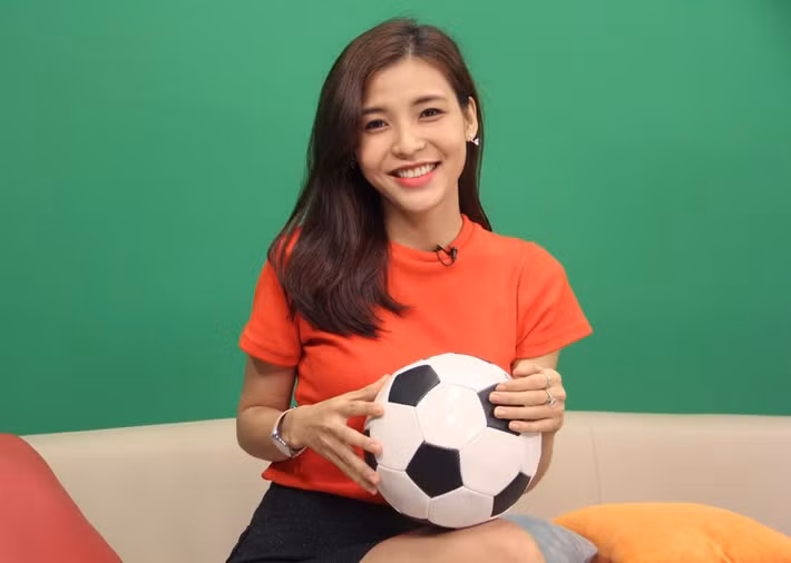 Nếu bạn là người yêu môn bóng rổ chắc hẳn sẽ bị ấn tượng bởi cô MC thể thao xinh đẹp, tay cầm micro thường xuyên hò hét, nhảy múa như một CĐV đích thực ở khu vực dành cho các phóng viên tác nghiệp. Ảnh trong bài: FBNV.