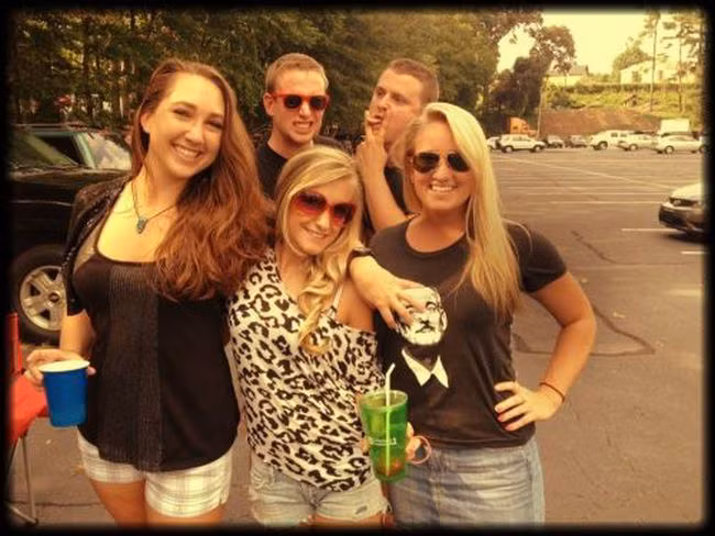 Chị em muốn chụp ảnh cũng không yên với các ông.