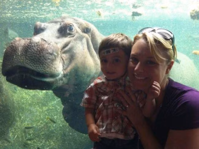 Chào nhóc con, chụp cùng nhau tấm ảnh nhé.