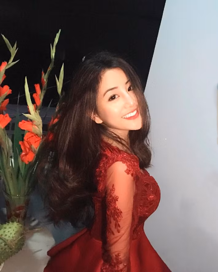 Võ Ngọc Trân quyến rũ trong váy ren đỏ