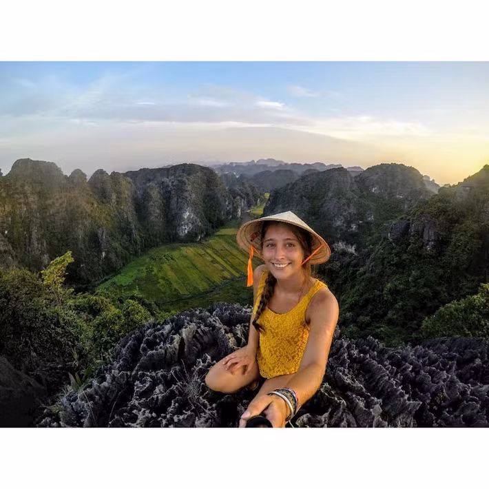 Bên cạnh đó, đỉnh Hang Múa là một trong những địa điểm chụp ảnh "sống ảo" đẹp nhất Ninh Bình với ưu điểm hội tụ từ phong cảnh núi non hùng vĩ, những cánh đồng tuyệt đẹp của khu vực Tam Cốc.