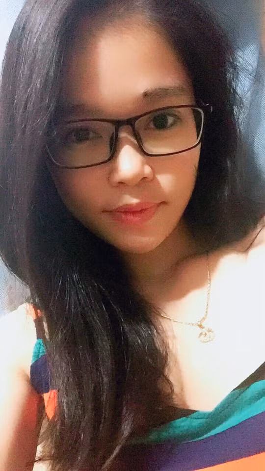 Buồn bã vì vừa to cao lại béo, Nhật Lệ nhiều lần tâm sự với bố mẹ. Bố mẹ cô đều động viên con gái đừng để ý đến vẻ bề ngoài, cái nết đánh chết cái đẹp. Theo họ, béo chẳng phải là vấn đề gì to tát để mà tự ti. Tuy nhiên, với một cô gái mới lớn, nhìn các bạn thon gọn, xinh đẹp, Nhật Lệ cũng muốn như vậy và bắt đầu tìm cách giảm cân.