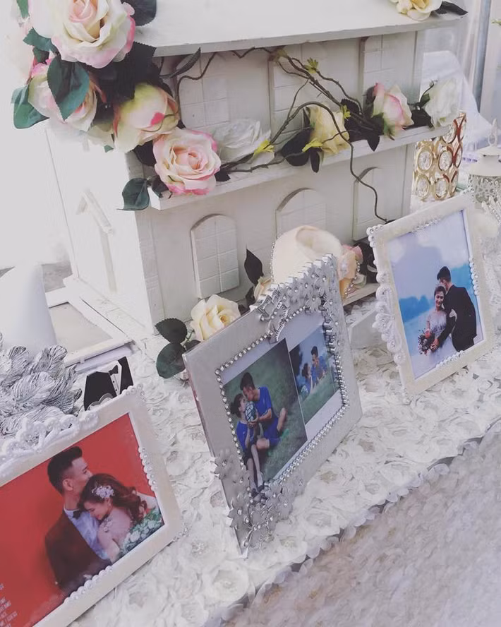 Không chỉ có những bức ảnh cưới trong váy cưới và veston lịch lãm, cặp đôi fan Chelsea là Dương và Mạnh còn có những bức ảnh cưới mặc đồng phục xanh da trời, màu áo truyền thống của CLB đến từ thành London.