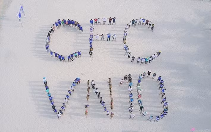 Bức ảnh kỉ niệm 10 năm thành lập hội CĐV CFC VN - Hội cổ động viên Chelsea tại Việt Nam, nơi mà cặp đôi Thùy Dương và Đức Mạnh đã tìm thấy nhau để trao cho nhau tình yêu cả đời cùng tấm thiệp cưới gây thích thú cho cộng đồng mạng. Ảnh trong bài: FBNV.