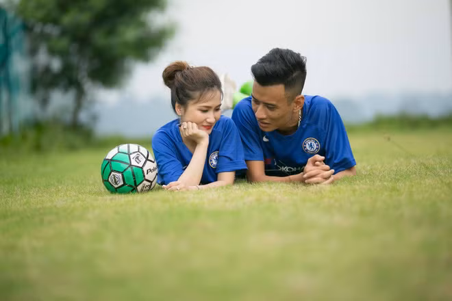 Tuy nhiên, sau một thời gian cả hai “đều bị FA” nên như để tìm tự đồng cảm, sẻ chia Thùy Dương và Đức Mạnh nói chuyện thân thiết, cởi mở hơn, chia sẻ với nhau nhiều điều và rồi từ đó, tình yêu chẳng biết đã gắn chặt lấy 2 fan Chelsea này từ lúc nào chẳng hay.