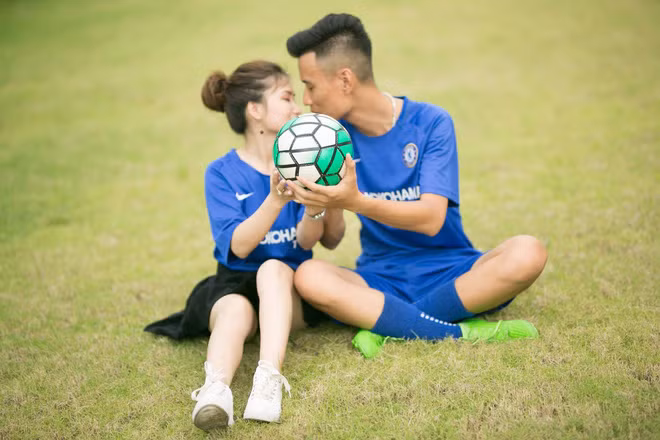 Chia sẻ trên fanpage của CĐV Chelsea tại Việt Nam, rất nhiều NHM khác rất ngưỡng mộ về cặp đôi Thùy Dương và Đức Mạnh. Bên cạnh đó, họ cũng không quên lời chúc phúc cho vợ chồng tương lai fan Chelsea này.