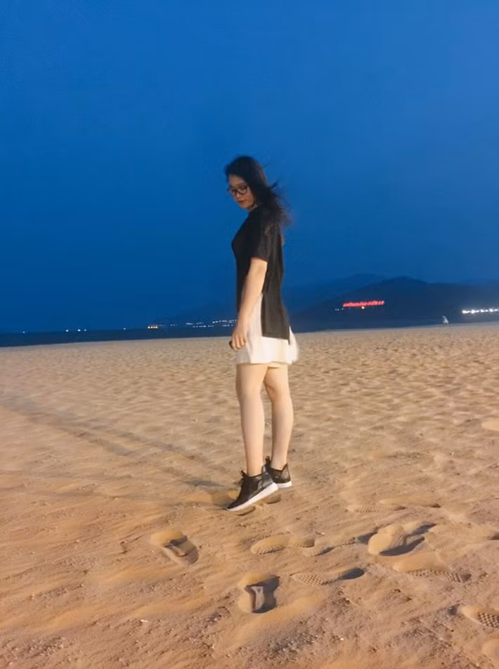 Hành trình giảm cân của Nhật Lệ bắt đầu bằng cách lên mạng tìm hiểu các thông tin và cách làm để giảm cân an toàn. Cô bạn này triệt để tuân thủ chế độ cắt bỏ tinh bột, tăng cường rau, thịt và đậu phụ và không bao giờ ăn gì sau 7 giờ tối.