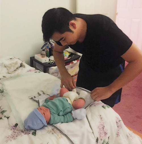 Dân mạng hết lời khen ngợi độ chịu khó tâm lý của ông bố trẻ, thay vì chọn đồng hành cùng bạn bè trong những cuộc vui, ông bố này lại chọn cách lui về nhà, đỡ đần vợ, chăm con thơ giúp vợ.