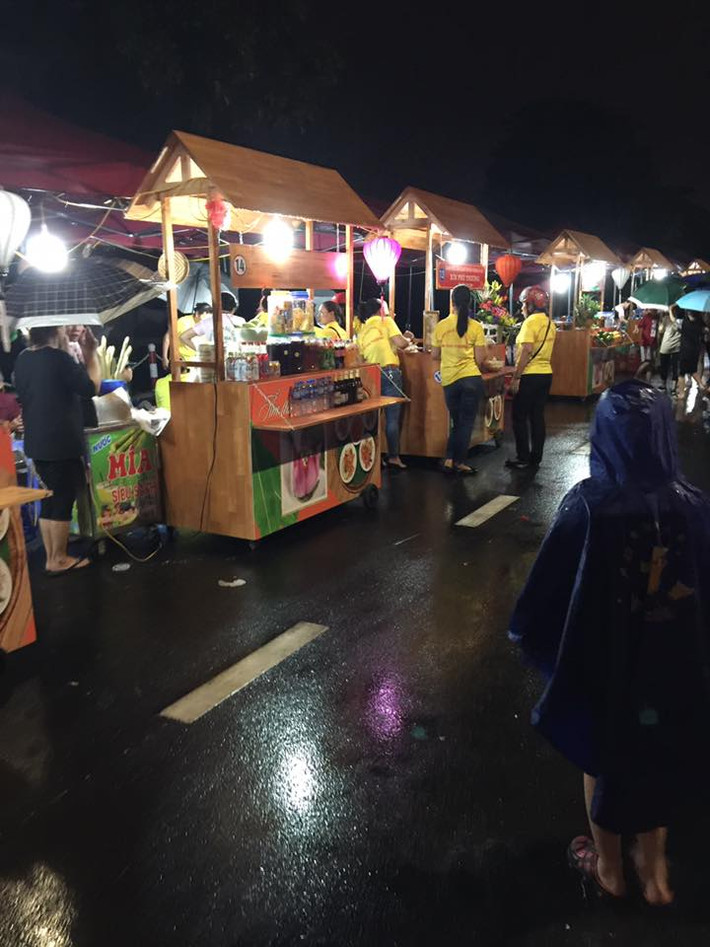 Khác với tuyến phố đi bộ quanh Hồ Gươm, phố đi bộ Trịnh Công Sơn còn phục vụ người tham quan cả âm nhạc lẫn thực phẩm với 60 gian hàng bán đồ lưu niệm, ẩm thực, nước uống được dựng mô phỏng kiến trúc phố cổ Hà Nội, Hội An, văn hóa vùng miền