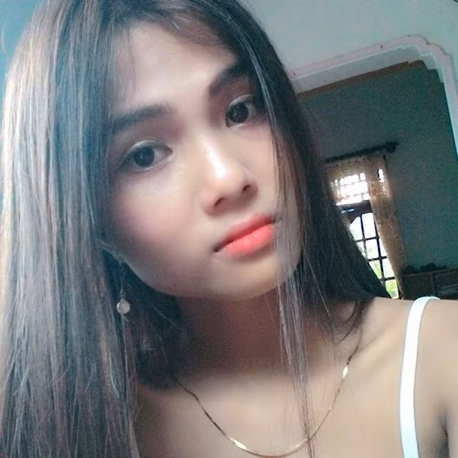 Theo chia sẻ của H'Min Niê, chị gái H'Hen Niê nhất quyết không chịu cưới chồng vì muốn học tập và theo nghiệp người mẫu.