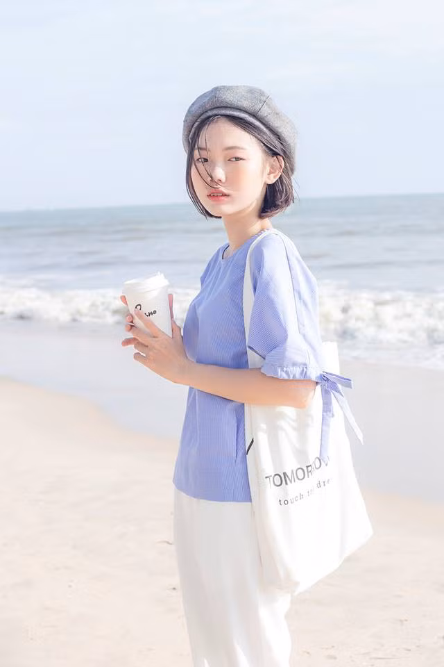 Dù chỉ cao chưa đầy 1m6 nhưng vóc dáng nhỏ bé không phải là bất lợi với Thùy Dương bởi gương mặt lạ đã gỡ gạc lại cho cô rất nhiều sự thu hút của các bạn trẻ cũng như giới mộ điệu.