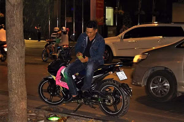 Không khí se lạnh, vì thế mà trên đường phố các bạn trẻ ra đường với nhiều style khác nhau.