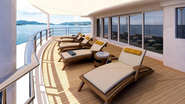 Khu tắm nắng trên boong tàu.