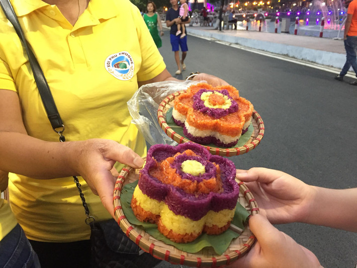 Những mẹt xôi ngũ sắc được các nghệ nhân làng Phú Thượng chuẩn bị để "tiếp đãi" những thực khách khi đến với tuyến phố đi bộ Trịnh Công Sơn.