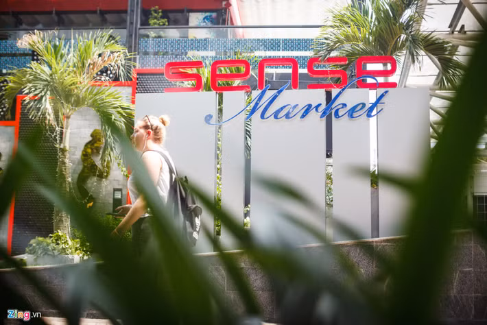 Trước đây, khu vực này là hầm giữ xe cũ của sân khấu Sen Hồng nhưng đã xuống cấp trầm trọng sau nhiều năm, nước đọng lênh láng mỗi khi mưa xuống. Nay, sau khi cải tạo lại thành Sense Market, khu hầm khang trang, có kiến trúc độc đáo và hiện đại, ẩn mình dưới lòng trung tâm thành phố nhộn nhịp.