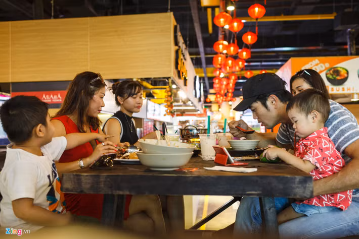 Cách đó không xa, anh Phạm Phú Sĩ, Việt kiều Australia, cùng gia đình đang thưởng thức các món ăn. Anh cho biết, ở Australia, những trung tâm thương mại dưới lòng đất như thế này là điều rất bình thường, nhưng ở Việt Nam thì lần đầu tiên anh mới thấy. Cả gia đình lần đầu đến đây và cảm thấy đồ ăn ngon, chỗ ngồi thoải mái, có máy lạnh mát mẻ nên rất thích thú.