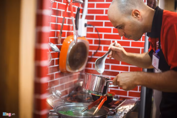 Anh Marco Gennari, đến từ tỉnh Rimini (Italy), chủ một cửa hàng tại khu ẩm thực, cho biết cửa hàng của anh mới mở được một tuần trước, bán các món ăn theo phong cách Singapore nhưng có sự kết hợp với khẩu vị truyền thống của người Việt Nam. Anh còn cho biết, khách hàng của anh chủ yếu là khách du lịch và dân văn phòng làm việc ở gần đây.