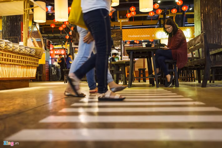 Trung tâm tại Sài Gòn còn có hệ thống cửa hàng tiện lợi, quầy dịch vụ viễn thông, chuyển đổi ngoại tệ, phục vụ tốt nhu cầu mua sắm, trao đổi của lượng khách du lịch nước ngoài rất lớn ở khu vực này.