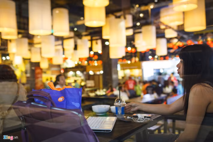 Mỗi cửa hàng mang một phong cách bày trí riêng, kết hợp với những đèn lồng trang trí của toàn khu ẩm thực, tạo thành một khu vực ăn uống mang đậm văn hoá truyền thống phương Đông với đầy đủ tiện nghi và hiện đại.