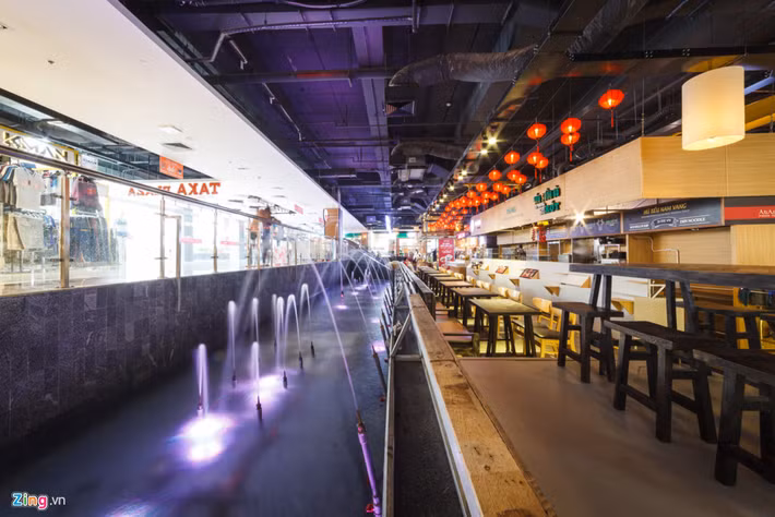 Khu ẩm thực được đặt tên là Asiana Food Town. Với ý tưởng kết hợp giữa truyền thống và hiện đại, khu ẩm thực được trang trí đẹp mắt, ấm cúng, gợi nhớ về một không gian ẩm thực đường phố châu Á xưa. Tại đây có gần 100 cửa hàng, bán các món ăn của Việt Nam, Lào, Campuchia, Nhật Bản, Singapore, Ấn Độ,... và có hơn 300 chỗ ngồi cho khách hàng thưởng thức các món ăn.