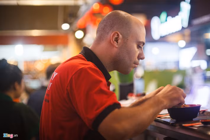 Chia sẻ về việc lập nghiệp ở Sense Market, anh cho hay đã trải qua 3 năm làm việc ở Singapore, học được cách làm các món ăn ngon và cùng với cô bạn gái người Việt Nam mở cửa hàng này. Cặp đôi mong muốn cửa hàng sẽ bán tốt và tương lai sẽ xây dựng tổ ấm tại Việt Nam.