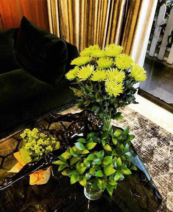 Ông chủ Venus tự nhận mình là "kẻ độc thân yêu hoa và tâm hồn ngây dại".Các loại hoa được thay đổi theo mùa như loa kèn, lan, cúc,... được "ông trùm" cắm khá khéo léo.