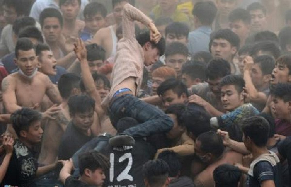 Hình ảnh hỗn loạn khi các thanh niên lao vào nhau để cướp phết tại lễ hội phết Hiền Quan (Tam Nông - Phú Thọ).