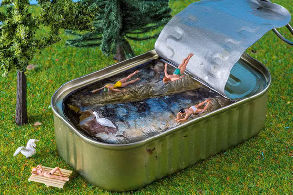 Chàng nghệ sĩ tài năng đã khéo léo sử dụng những bức tượng tí hon cùng các vật dụng bình thường khác như bàn chải, hộp thuốc lá.