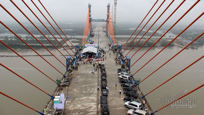 Theo thiết kế, dự án đầu tư xây dựng cầu Bạch Đằng, đường dẫn và nút giao thông cuối tuyến khởi công vào tháng 1/2015 với chiều dài 5,4 km, rộng 25 m, 4 làn xe, vận tốc tối đa 100 km/h, điểm đầu là huyện Vân Đồn (Quảng Ninh), điểm cuối là huyện Hải An (Hải Phòng).