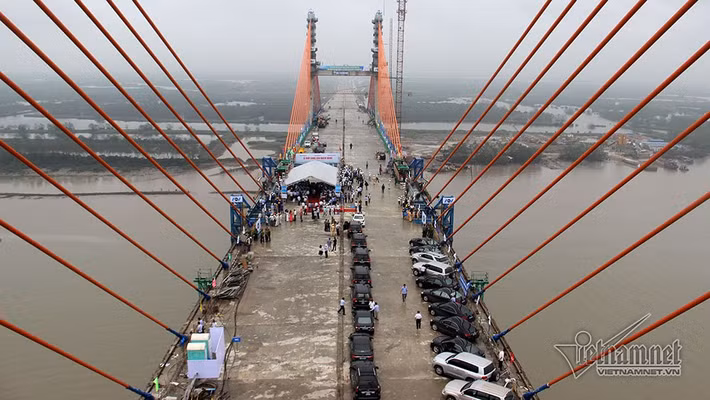 Theo thiết kế, dự án đầu tư xây dựng cầu Bạch Đằng, đường dẫn và nút giao thông cuối tuyến khởi công vào tháng 1/2015 với chiều dài 5,4 km, rộng 25 m, 4 làn xe, vận tốc tối đa 100 km/h, điểm đầu là huyện Vân Đồn (Quảng Ninh), điểm cuối là huyện Hải An (Hải Phòng).