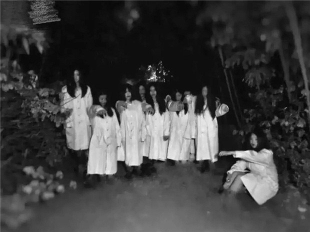 Dường như những nữ sinh này đã rất đầu tư cho bộ ảnh kỷ yếu không đụng hàng của mình. Từ bối cảnh, trang phục, đạo cụ đều được chuẩn bị rất kỹ lưỡng, phù hợp với concept ma quái mà họ mong muốn đưa vào bộ ảnh của mình.