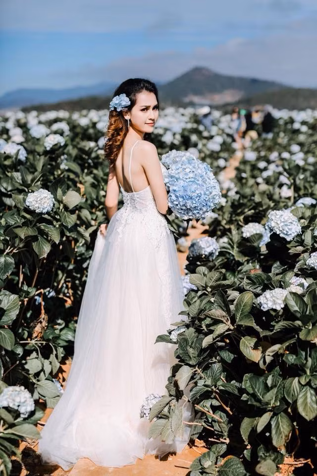 H'Pi Niê sinh ngày 10/3/1993 tại huyện Cư Kuin, tỉnh Đăk Lăk, cô từng theo học Đại học Tây Nguyên. Mặc dù đã trở thành hoa có chủ vào ngày 15/1 vừa qua nhưng nhan sắc của cô gái núi rừng Tây Nguyên này vẫn khiến không ít chàng trai ngày đêm nhung nhớ. Ảnh trong bài: FBNV.