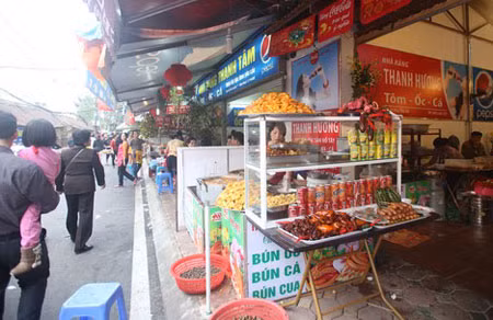 "Bán hàng những ngày Tết này thích lắm. Chỉ mới mùng 2 thôi mà khách đã tấp nập. Anh phải huy động cả nhà ra để phục vụ khách hàng. Lường trước được lượng khách sẽ đông nên gia đình anh chỉ đóng cửa nghỉ ngơi ngày mùng 1 còn từ mùng 2 Tết đã mở hàng đón khách" Anh Hiếu cho biết thêm.