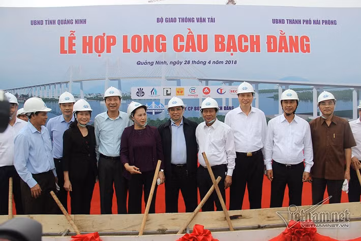 Tại buổi lễ hợp long cầu Bạch Đằng có sự tham gia của Chủ tịch QH Nguyễn Thị Kim Ngân, Trưởng Ban Tổ chức TƯ Phạm Minh Chính, lãnh đạo tỉnh Quảng Ninh và TP Hải Phòng.