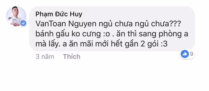 Không chỉ phũ phàng, mà Đức Huy còn có trò troll các đồng đội. Như việc ăn chán chê bánh rồi mới chịu gọi Văn Toàn. Đúng là không chỉ buông lời cay đắng mà Đức Huy còn rất đanh đá.