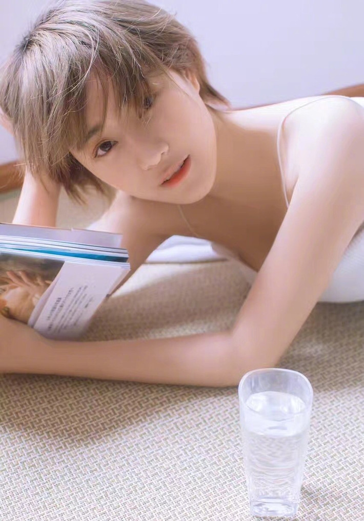 Đặc biệt, điểm nhấn đặc sắc nhất ở Hiểu Nhiễm chính là mái tóc ngắn.