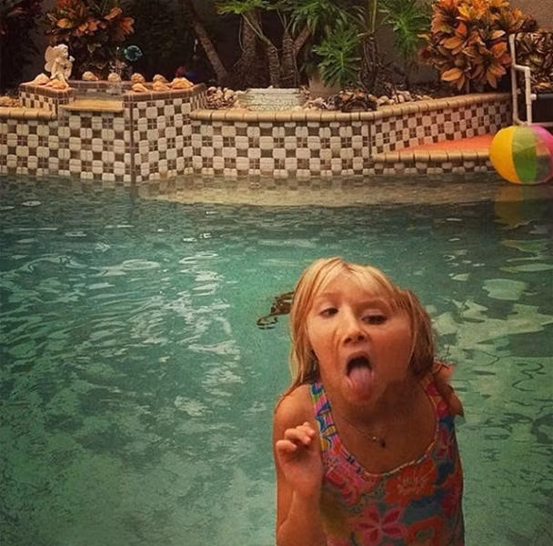  Panorama là cách chụp hình một không gian dưới một góc rộng bất kì, tuy nhiên nhiều bạn trẻ lại sử dụng cách chụp ảnh này để chụp ảnh nhân vật khiến bức ảnh trở thành thảm họa và mang lại những tràng cười ngất cho cư dân mạng.