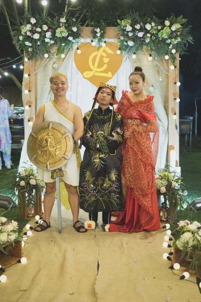 Cô dâu chẳng mặc áo cưới, chú rể chẳng mặc tuxedon, quan khách cũng chẳng diện váy áo xúng xính mà tất cả đều hóa thân thành những nhân vật nổi tiếng khắp Tây Tàu mà ai ai cũng biết đến.