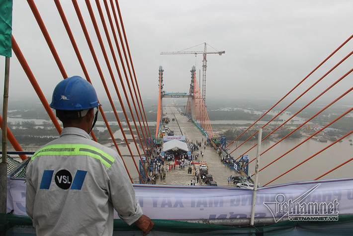 Đây là cây cầu “made in Việt Nam” thứ hai nhưng có kích thước lớn hơn do người Việt Nam thiết kế và thi công, trước đó là cầu dây văng Rạch Miễu nối hai tỉnh Tiền Giang và Bến Tre.