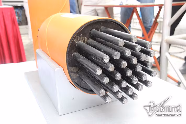 Bên trong dây cáp của cầu Bạch Đằng