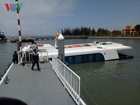 Sự cố khiến nước tràn nghiêng hẳn về 1 bên.