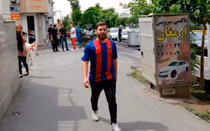 "Messi phiên bản Iran" đi dạo phố trước khi bị bắt. Ảnh trong bài: Telegraph.