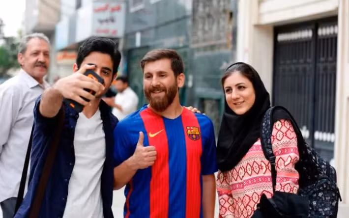 Sự việc càng trở nên buồn cười hơn khi kênh truyền hình thể thao uy tín thế giới là Eurosport của Anh đã từng từng lấy nhầm ảnh của anh để minh họa thay vì ảnh của Messi thật.